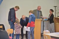 Bild vergr��ern: Patricia Vanderlinden, Ehrenamtsbeauftragte der Stadt Hilchenbach, Stadtrat Christoph Ermert und Helmut Kaufmann, Vorsitzender des Ausschusses f�r Klima und Umwelt (v.r.), w�rdigten die Teilnehmenden der Aktion �Sauberes Hilchenbach�.