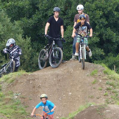 Bild vergr&ouml;&szlig;ern: Klein und Groß im Bike- und Skatepark Hilchenbach