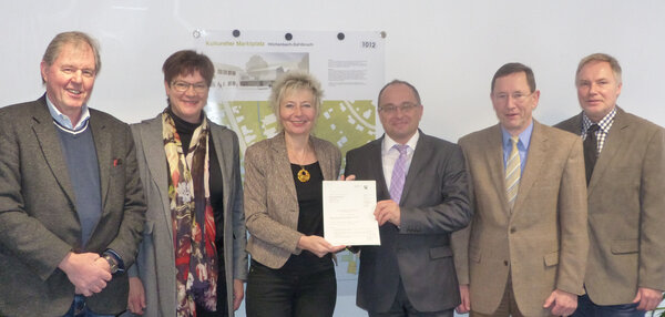 Gemeinsam freuten sich Hartmut Kriems, Katrin Baldursson-Sch&uuml;tz, B&uuml;rgermeister Holger Menzel, Stadtk&auml;mmerer Udo Hoffmann und Hans-J&uuml;rgen Klein &uuml;ber das von Regierungspr&auml;sidentin Diana Ewert (Bildmitte) &uuml;bergebene &raquo;Weihnachtsgeschenk&laquo; f&uuml;r die Stadt Hilchenbach.