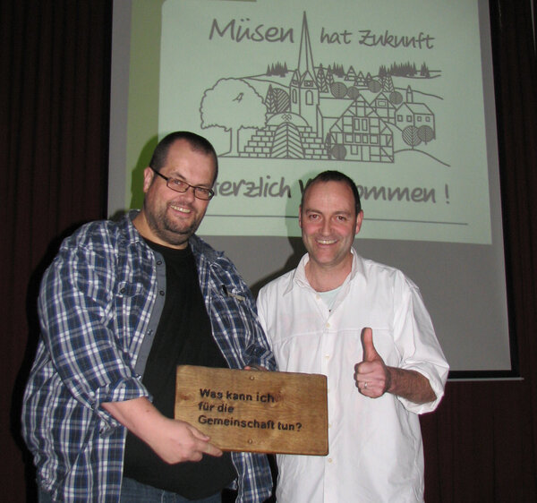 Dorfwettbewerb: Schild&uuml;bergabe mit Jens Weigand und Martin Born