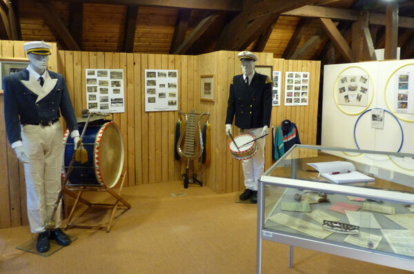 Blick in die Ausstellung zur Geschichte des TV Allenbach mit einigen Exponaten