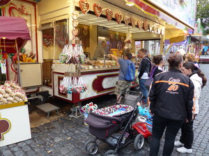Bild vergr&ouml;&szlig;ern: Stand mit typischen Kirmes-Süßigkeiten im Angebot