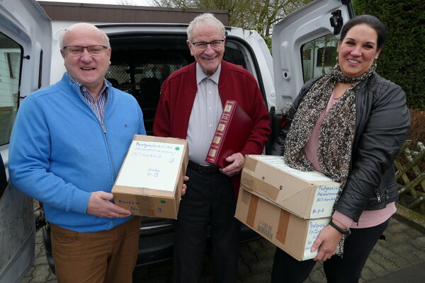 von links: Reinhard G&auml;mlich, Manfred Hofmann und Verena Hof-Freudenberg bei der &Uuml;bergabe der Briefmarken- und Kartensammlung