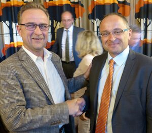 Bild vergr&ouml;&szlig;ern: Hans-Peter Hasenstab gratuliert seinem Amtsnachfolger Holger Menzel
