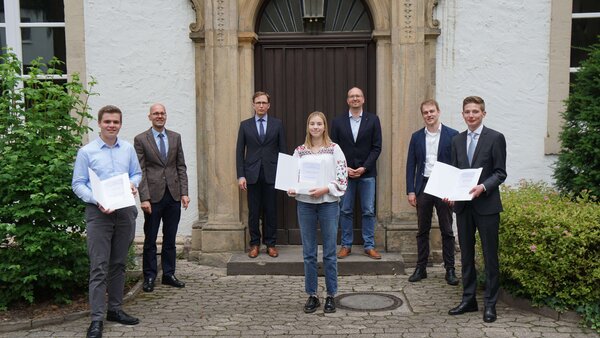 Die Gewinnerinnen und Gewinner, die Organisatoren und die Jury des diesjährigen Facharbeitswettbewerbs der Theologischen Fakultät Paderborn: (v.l.) Lukas Klimke, Prof. Dr. Dr. Bernd Irlenborn, Rektor Professor Dr. Stefan Kopp, Charlotte Groddeck, Dr. Stef
