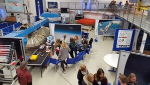 Bild vergr&ouml;&szlig;ern: Stift Keppel beim Partner DLR school lab Köln