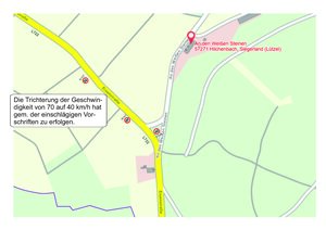 Bild vergr&ouml;&szlig;ern: Geschwindigkeitsreduzierung Einm&uuml;ndung in der Stra&szlig;e, An den wei&szlig;en Steinen