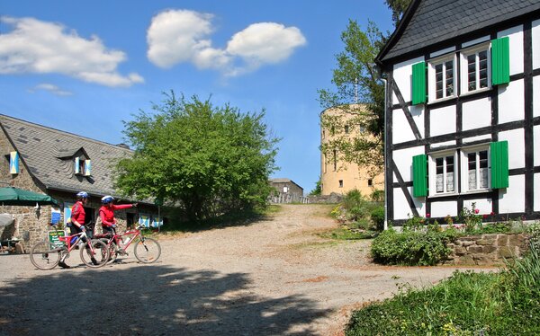 Bild vergr&ouml;&szlig;ern: Ginsburg mit Radfahrern