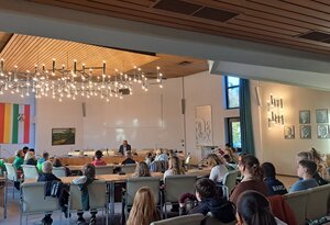 Bild vergr&ouml;&szlig;ern: Hilchenbach liest ein Buch